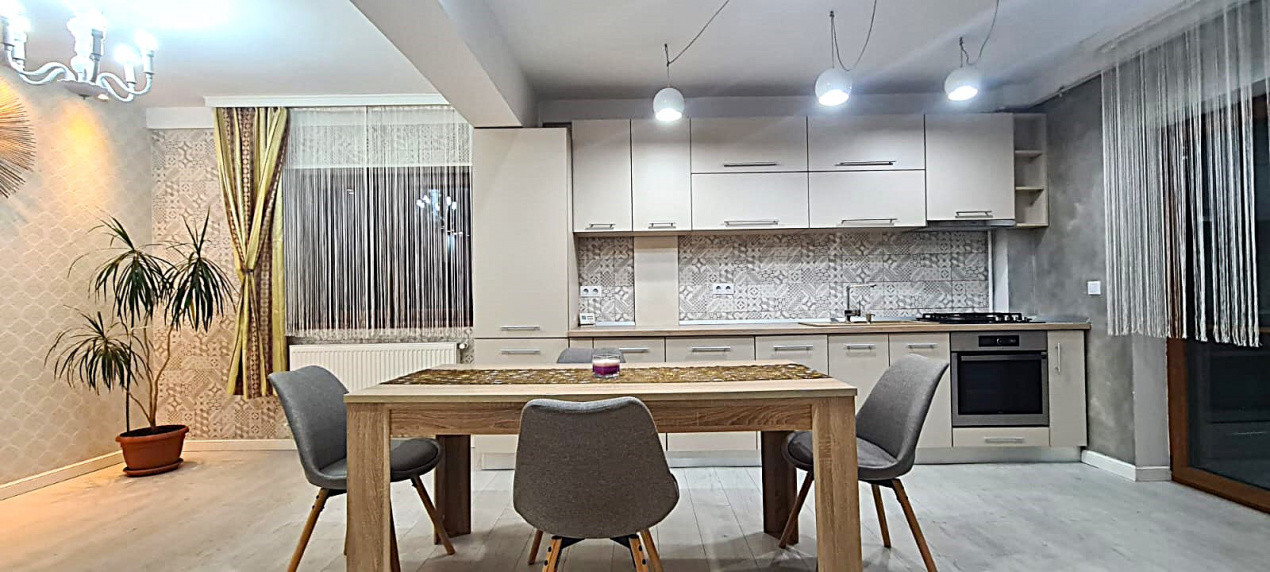 Apartament 3 camere \ parcare si curte privata \ Sibiu 