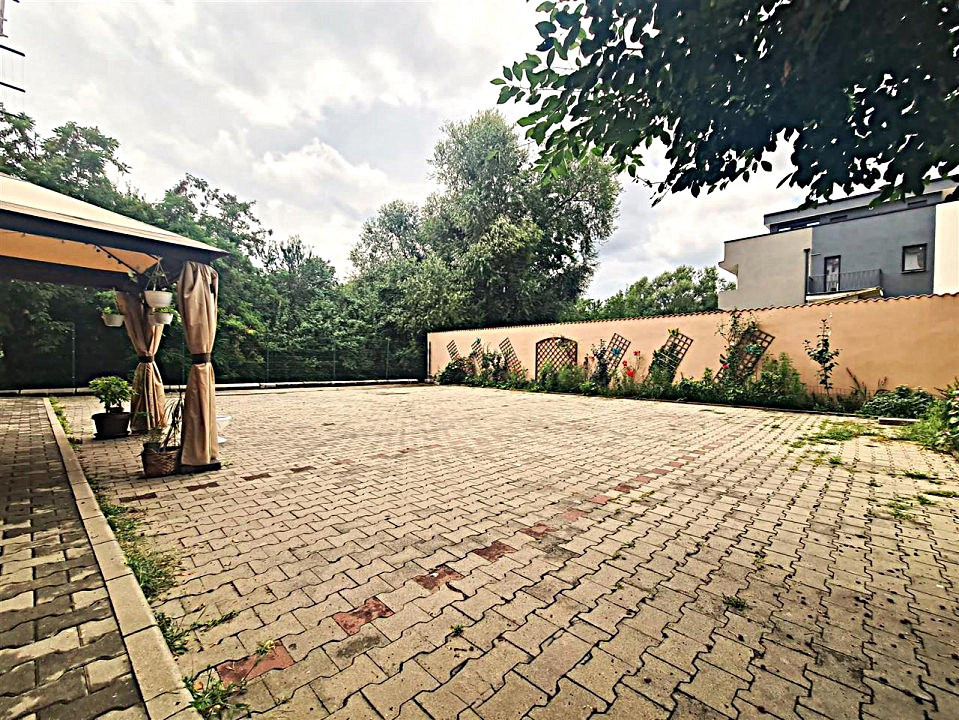 Apartament 3 camere \ parcare si curte privata \ Sibiu 