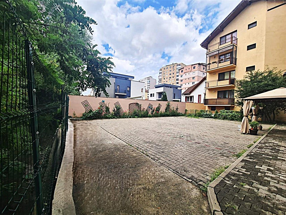 Apartament 3 camere \ parcare si curte privata \ Sibiu 