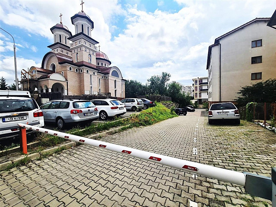 Apartament 3 camere \ parcare si curte privata \ Sibiu 